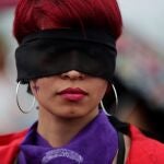 Una mujer baila la coreografía chilena "Un violador en tu camino" en ciudad de Panamá