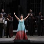 Anna Netrebko agradece los aplausos al público de la Scala
