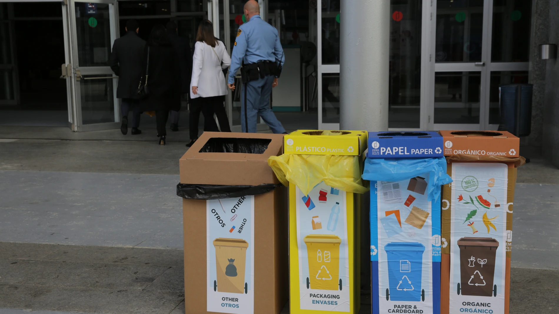 Contenedores de basura en la Cumbre del Clima
