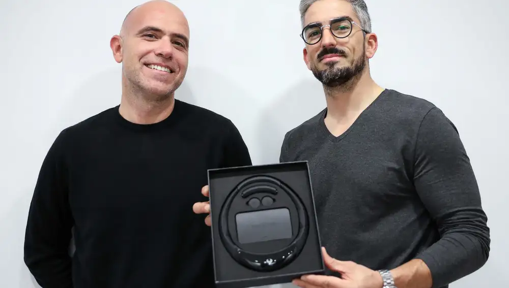 Alvaro Morillo (d) y Pablo Reig, de la empresa valenciana Necksound muestran el pionero dispositivo de sonido no invasivo, único en el mundo, con forma de collar sin cables y que revoluciona el escuchar música de forma inalámbrica, con altos estándares de diseño y pensado para favorecer la seguridad