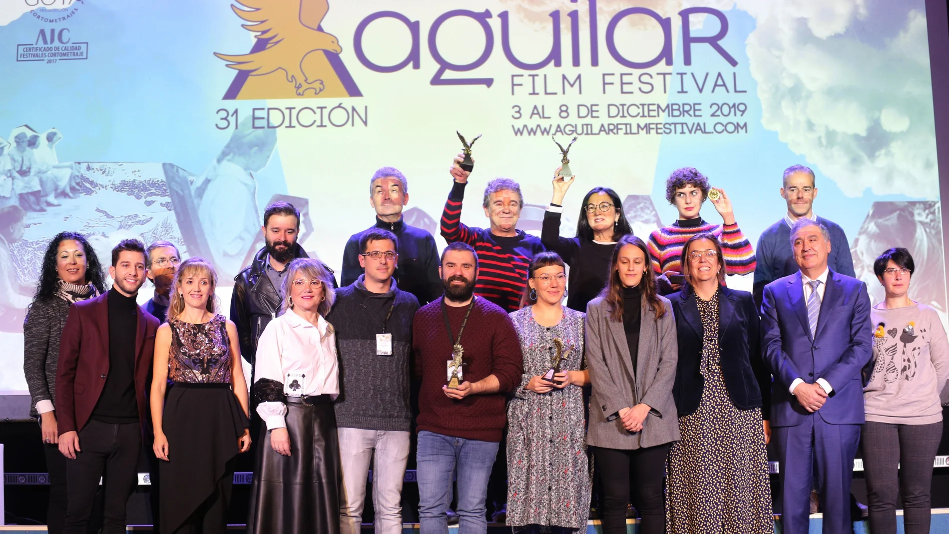 Foto de familia de los premiados en el Festival Internacional de Cortos de Aguilar de Campoo con las autoridades