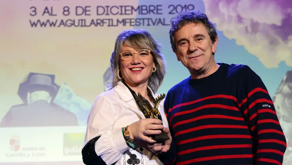 El actor gallego Miguel de Lira recibe el Águila de Oro como reconocimiento a su trayectoria, de manos de la alcaldes de Aguilar de Campoo, María José Ortega