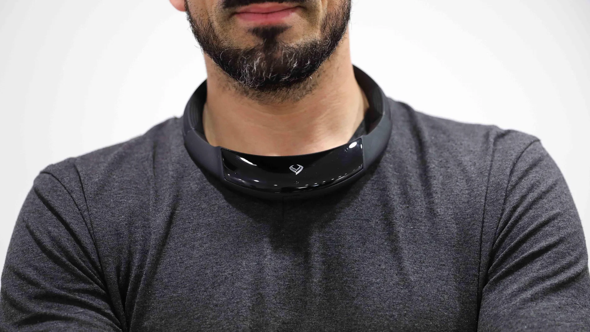 Detalle del Necksound, pionero dispositivo de sonido no invasivo, único en el mundo, con forma de collar sin cables y que revoluciona el escuchar música de forma inalámbrica, con altos estándares de diseño y pensado para favorecer la seguridad