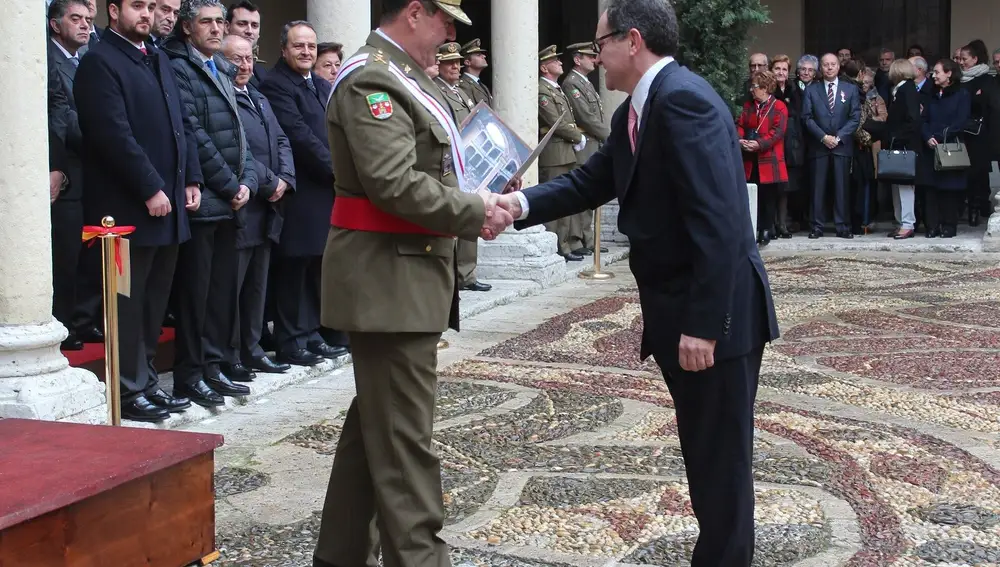 El general de brigada y jefe de la IV Suige, José Rivas Moriana, entrega una de las distinciones al personal civil al humorista gráfico José María Nieto