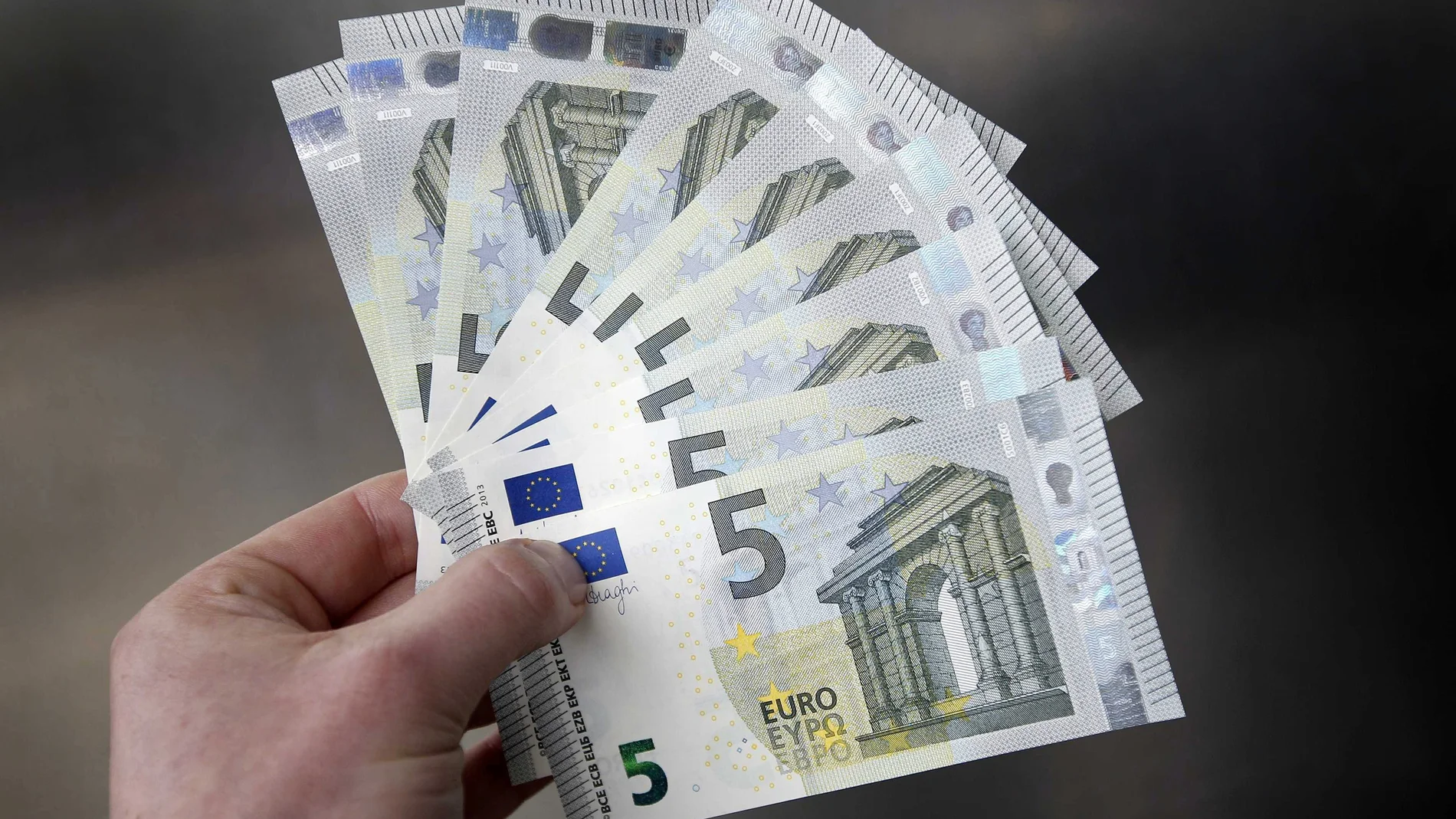 Imaagen de archivo de billetes auténticos de cinco euros