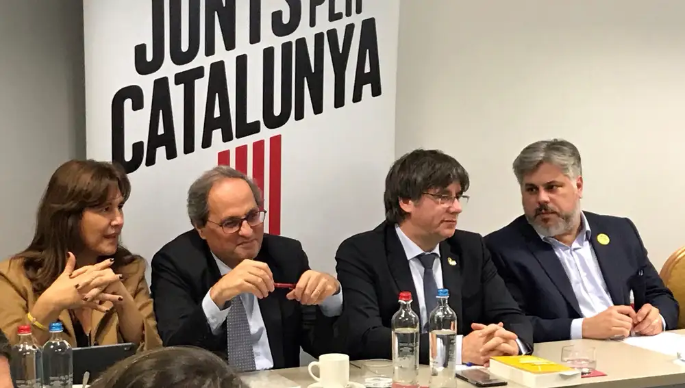 El presidente de la Generalitat, Quim Torra, la portavoz de JxCat en el Congreso, Lausa Borrás, el presidente del grupo parlamentario Andrés Batet y el expresident Carles Puigdemont durante una rueda de prensa sobre las conclusiones de la reunión de JxCat en Bruselas este lunes.