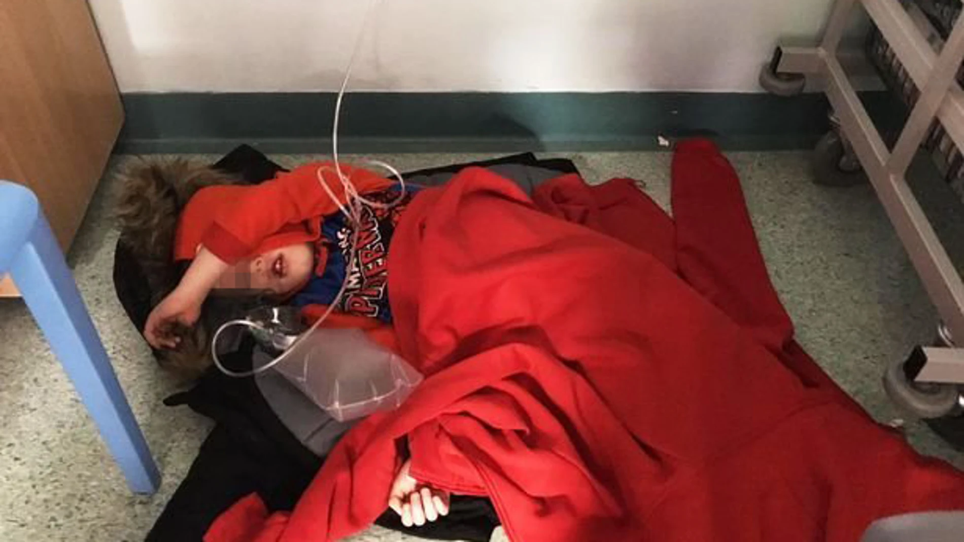 Niño de cuatro años con neumonía duerme en el suelo por la falta de camas en un hospital de Leeds