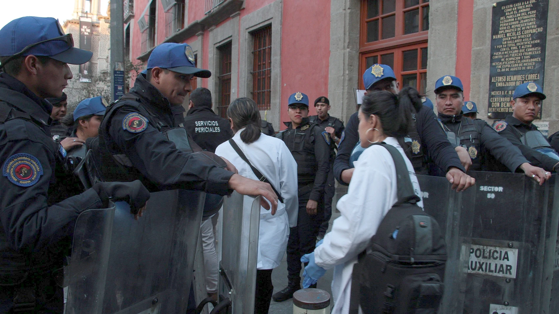 Miembros de la policía permiten el acceso de peritos forenses a la zona del tiroteo, en Ciudad de México (México). © EFE/ Madla Hartz