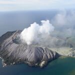 Vista aérea de la isla White Island en plena erupción del volcán Whakaari. ©AP