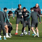 El último entrenamiento del Barcelona antes de viajar a Milán / Reuters