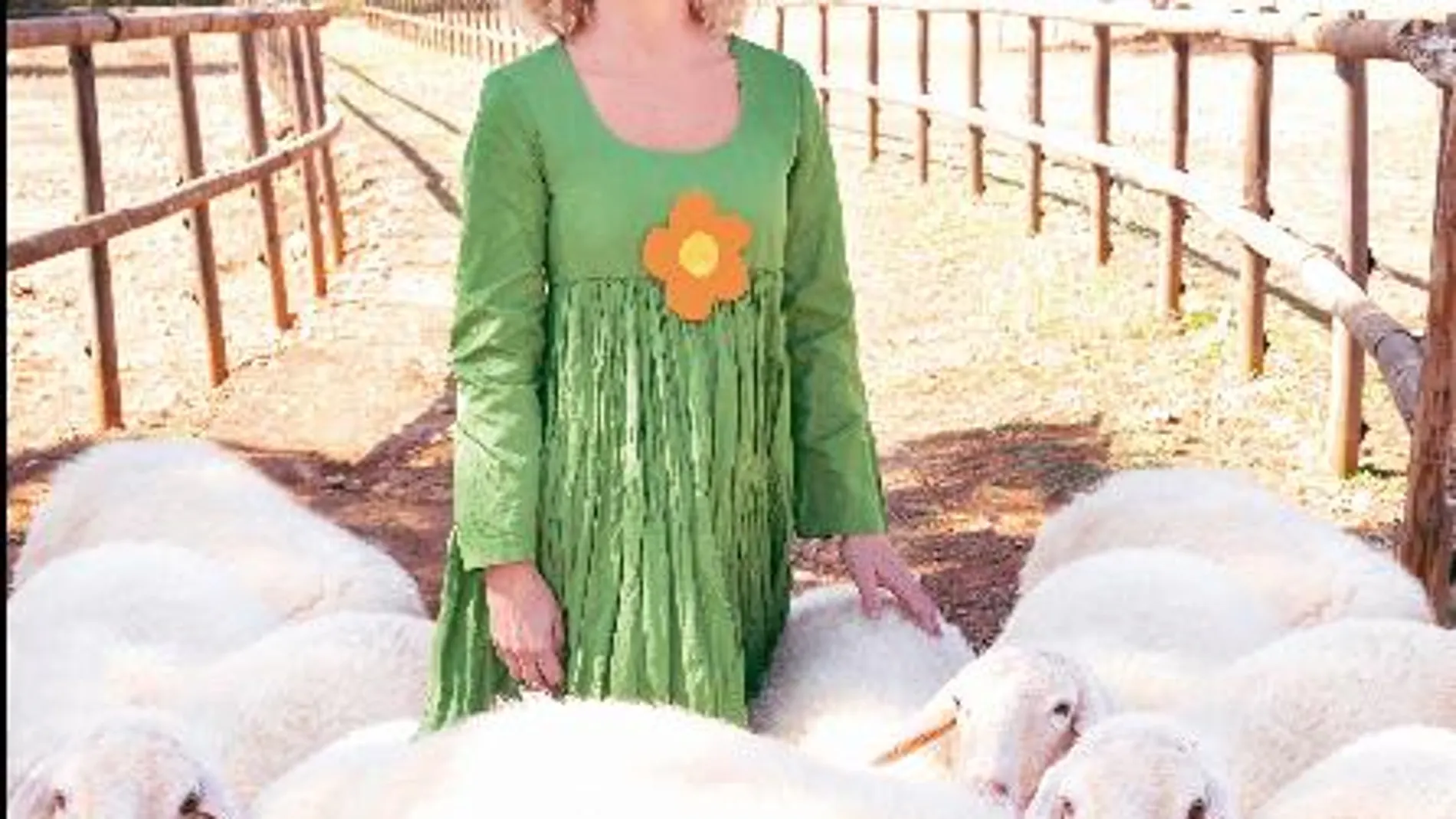 Agatha Ruiz de la Prada entre ovejas