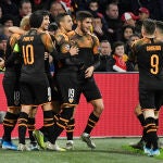 Los jugadores del Valencia felicitan a Rodrigo por su gol