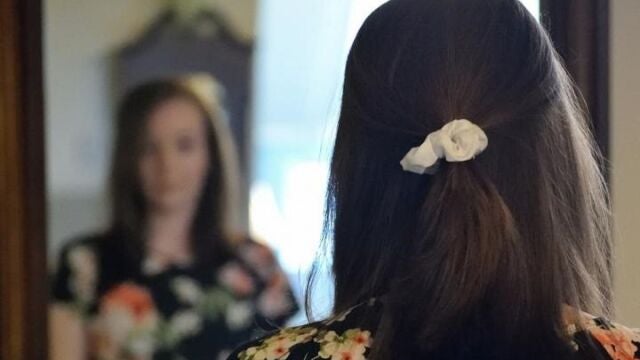 Mujer mirándose en un espejo