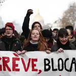 Estudiantes protestan contra la reforma de pensiones este miércoles en París