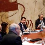 El presidente de la Generalitat, Quim Torra, y su vicepresidente, Pere Aragonès, durante la reunión semanal del Govern mientras prosiguen las negociaciones de ERC y PSOE. EFE/Toni Albir