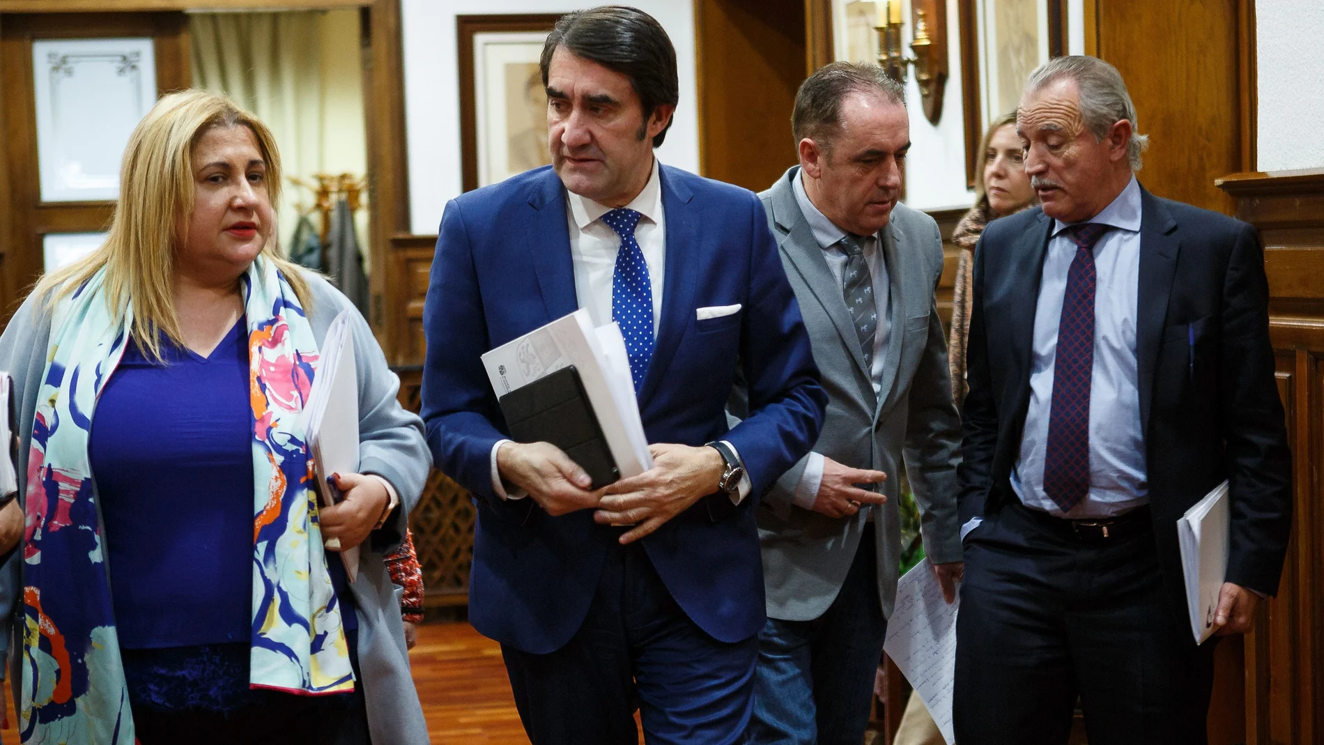 El consejero Juan Carlos Suárez-Quiñones conversa con Yolanda de Gregorio (PP) en presencia de Benito Serrano y de José Antonio de Miguel (PPSO)