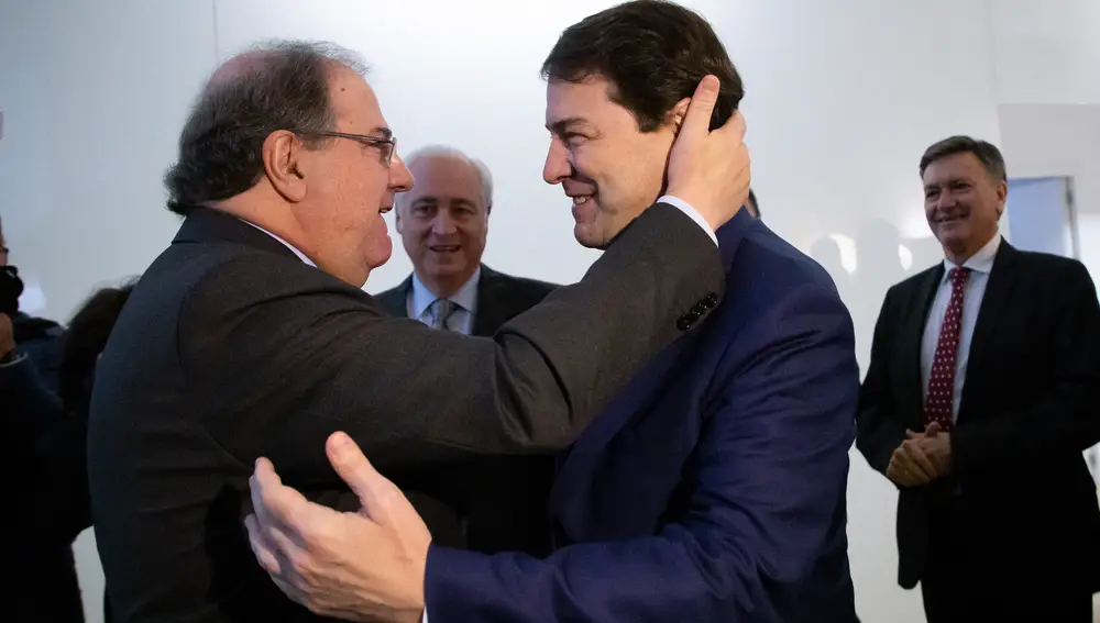 El expresidente autonómico Juan Vicente Herrera es felicitado por el presidente de la Junta de Castilla y León, Alfonso Fernández Mañueco, durante su toma de posesión como consejero nato del Consejo Consultivo