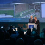 Momento en el que Binder, presidente de LMT, invita al primer ministro letón a volar un dron