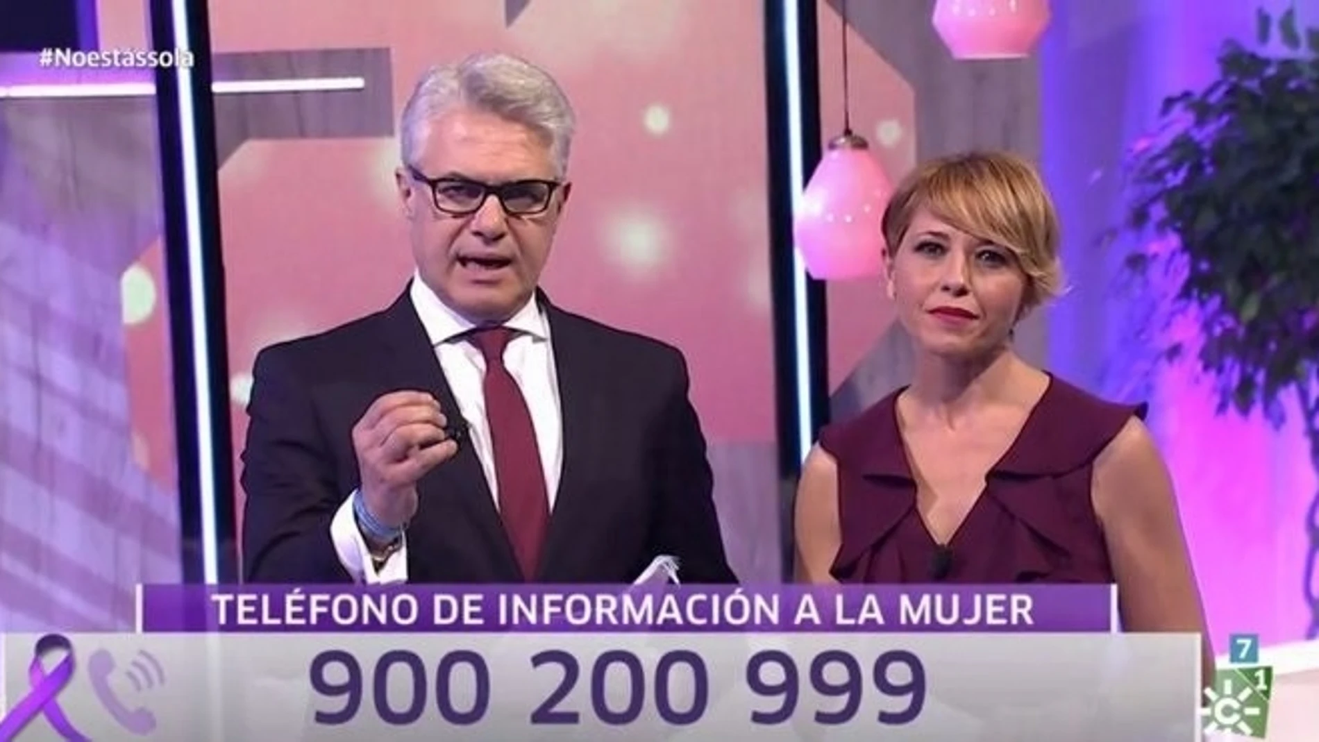 Imagen de los presentadores del programa especial de Canal Sur 'No estás sola', Agustín Bravo y Silvia Sanz, dedicado a las víctimas de la violencia de género
