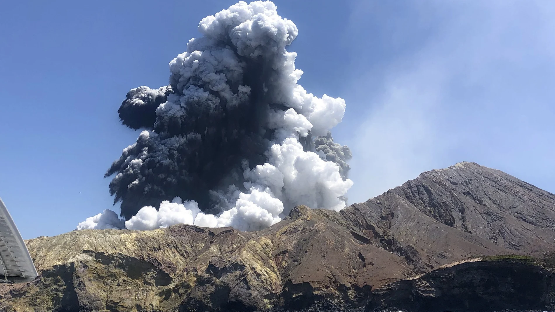 Erupción del volcán Whakatane en Nueva Zelanda