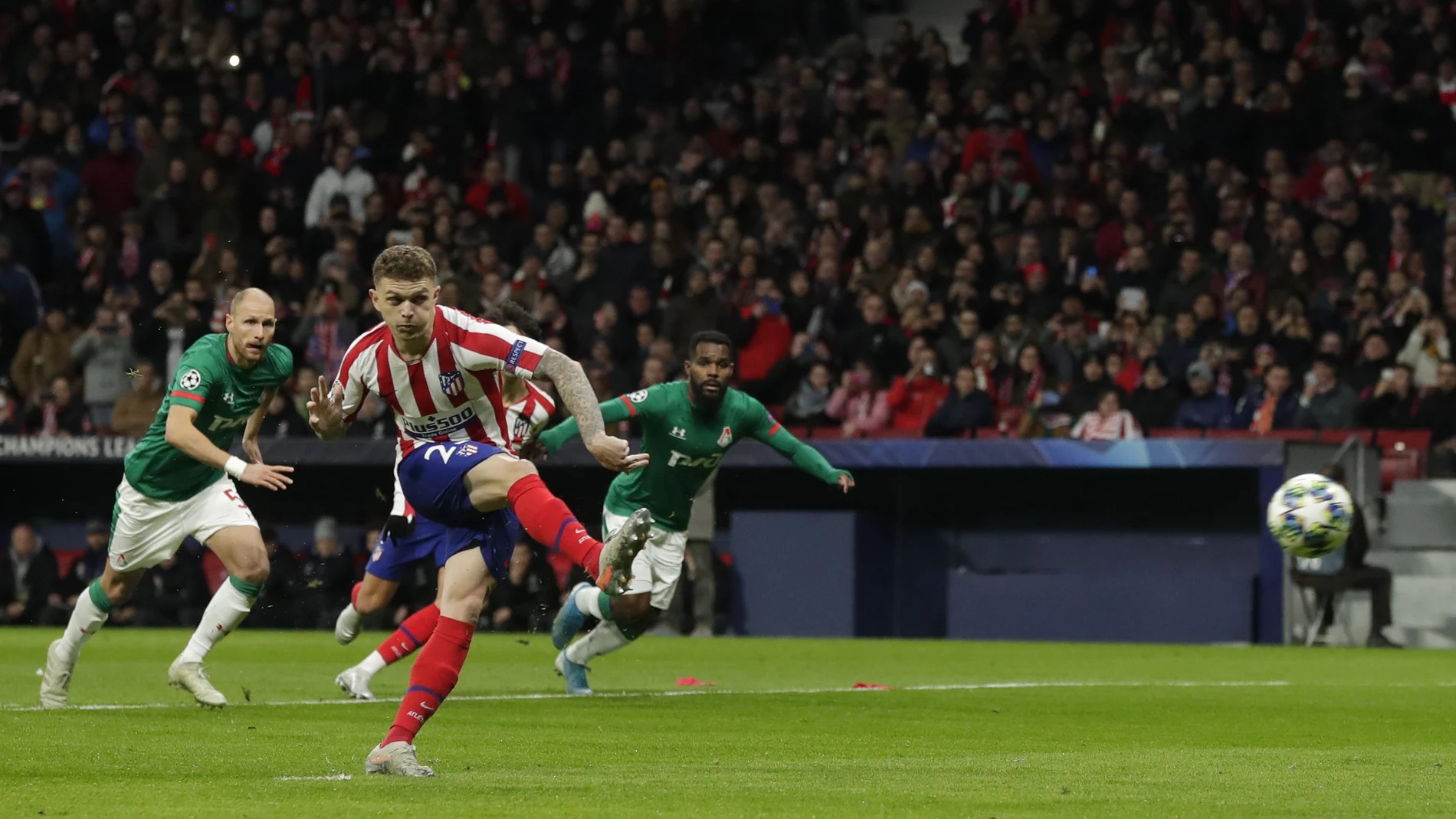 Trippier lanzando el primer penalti. (AP Photo/Manu Fernandez)