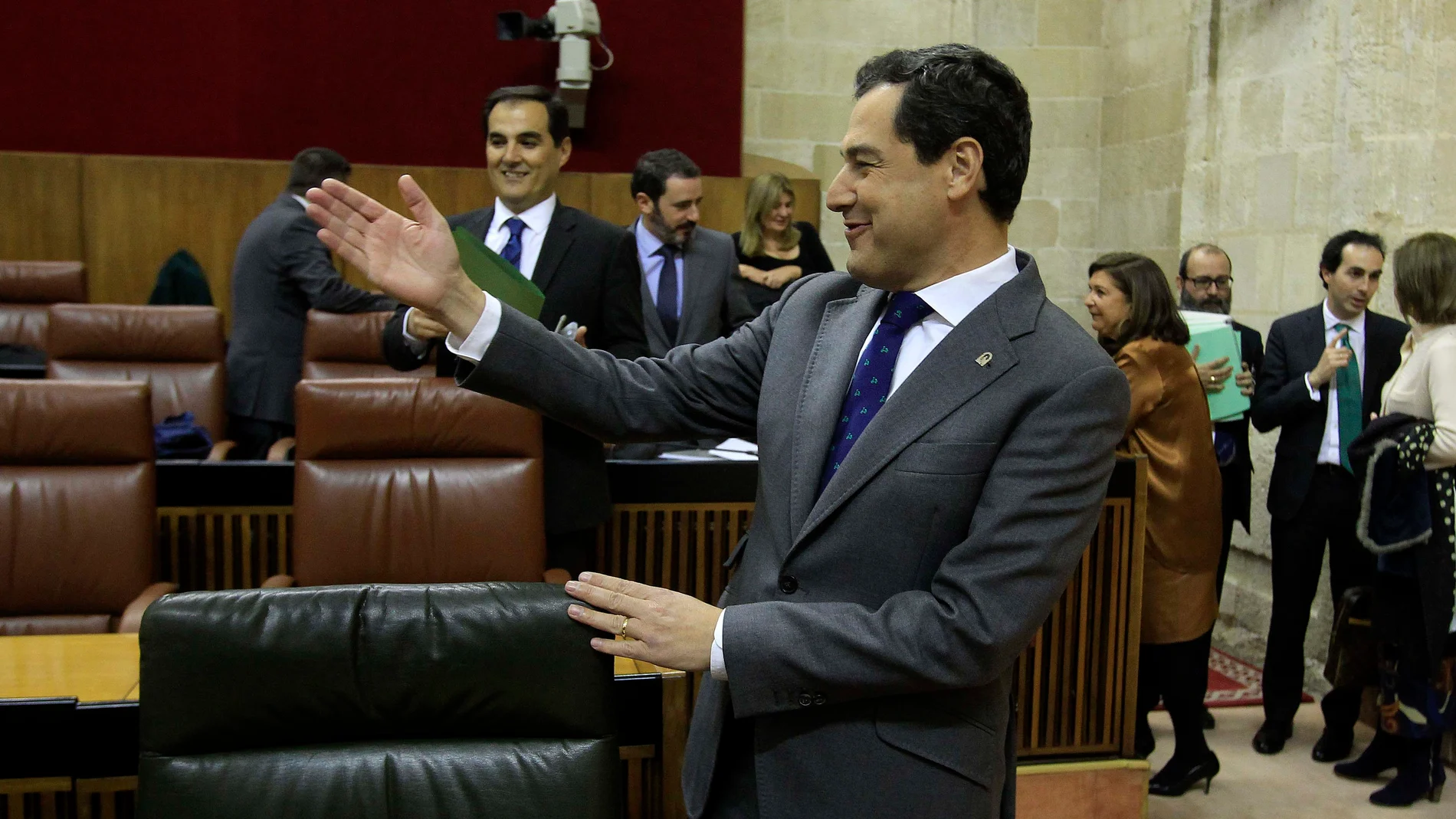El presidente de la Junta de Andalucía, Juanma Moreno, momentos previos al debate final sobre la cuentas para 2020
