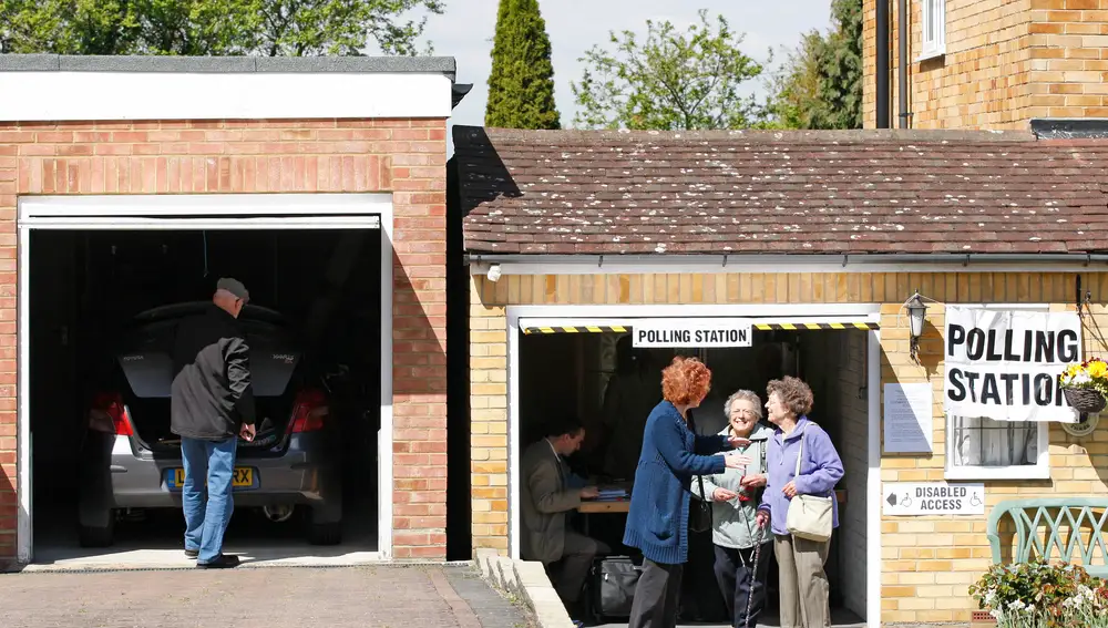 Un centro de votación instalado en un garaje en Croydon, al sur de Londres/AP