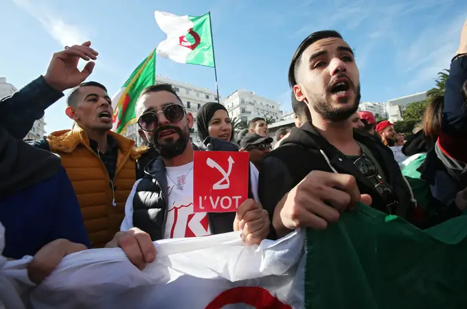 Argelia vota dividida bajo la tutela del régimen militar