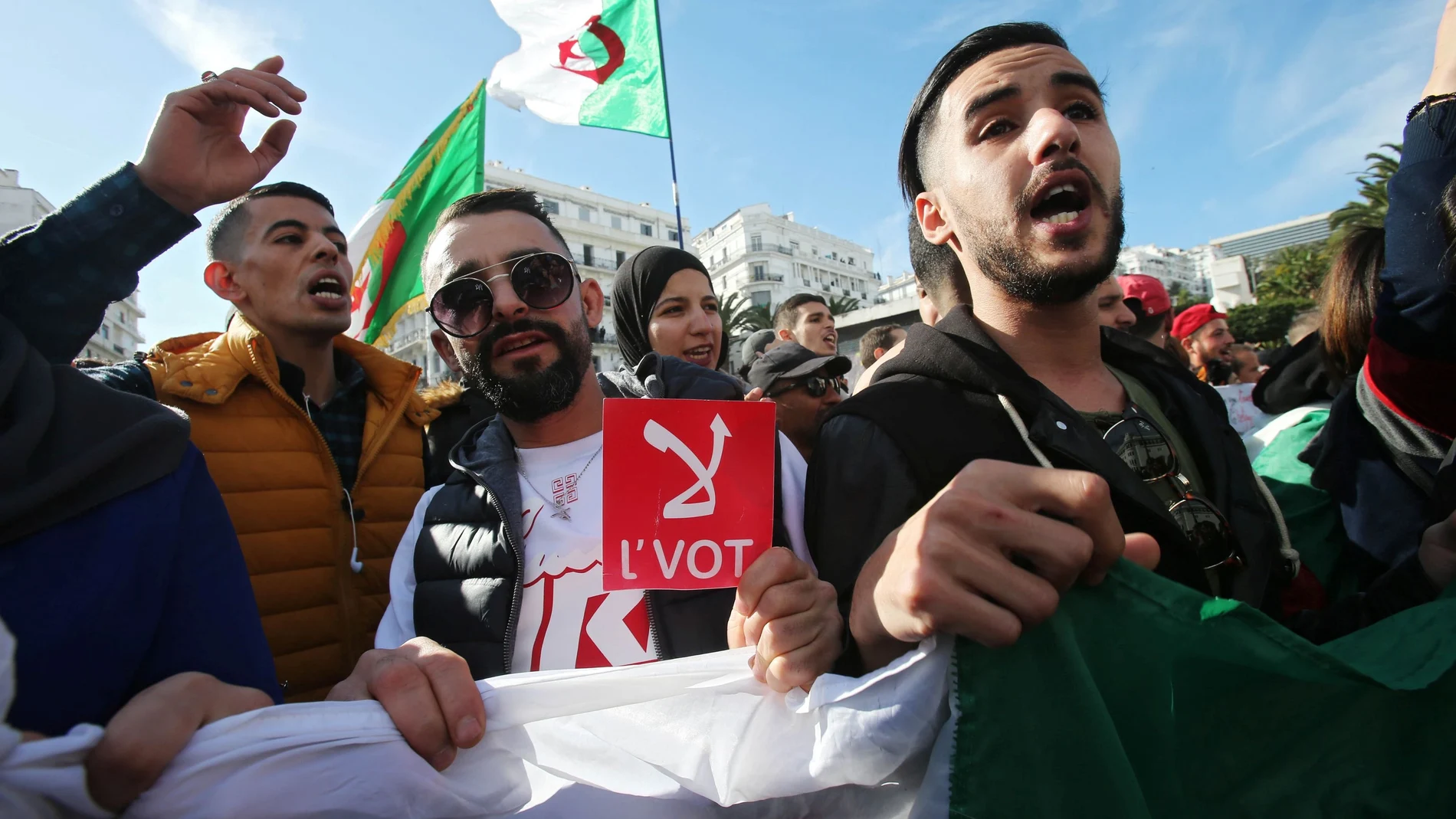 Un hombre porta un cartel de «no voto» durante una protesta que rechaza las elecciones presidenciales en Argel, ayer/REUTERS