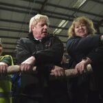 El "premier" Boris Johnson visita un fábrica de papel en Gales/AP