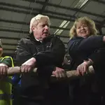 El &quot;premier&quot; Boris Johnson visita un fábrica de papel en Gales/AP