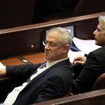 Benny Gantz (izquierda), ayer en el Parlamento israelí (Kneset)