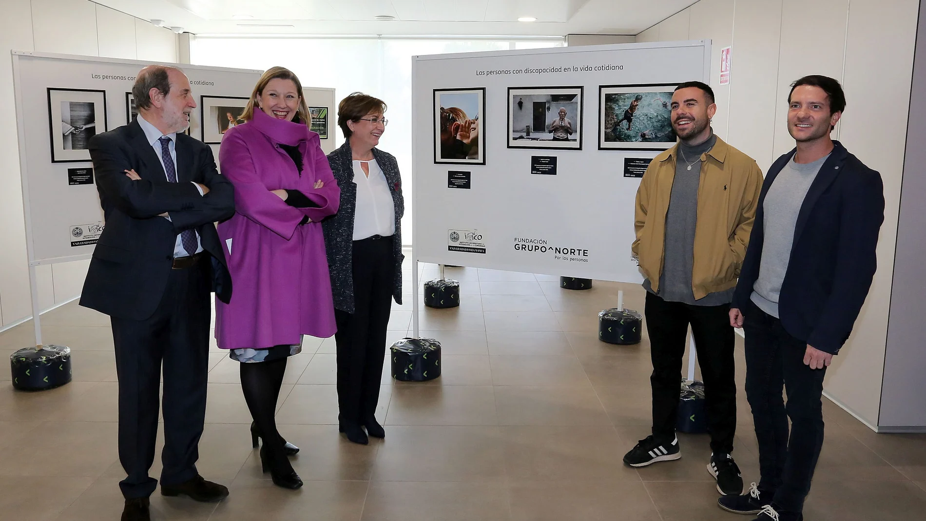 La consejera de Familia e Igualdad de Oportunidades, Isabel Blanco, inaugura la exposición 'Las personas con discapacidad en la vida cotidiana'. En la imagen, junto a los galardonados con el primer y segundo premio de esta convocatoria