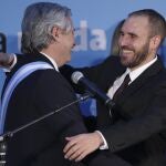 El presidente argentino, Alberto Ferández, se abraza con su ministro de Economía, Martin Guzman en diciembre de 2019