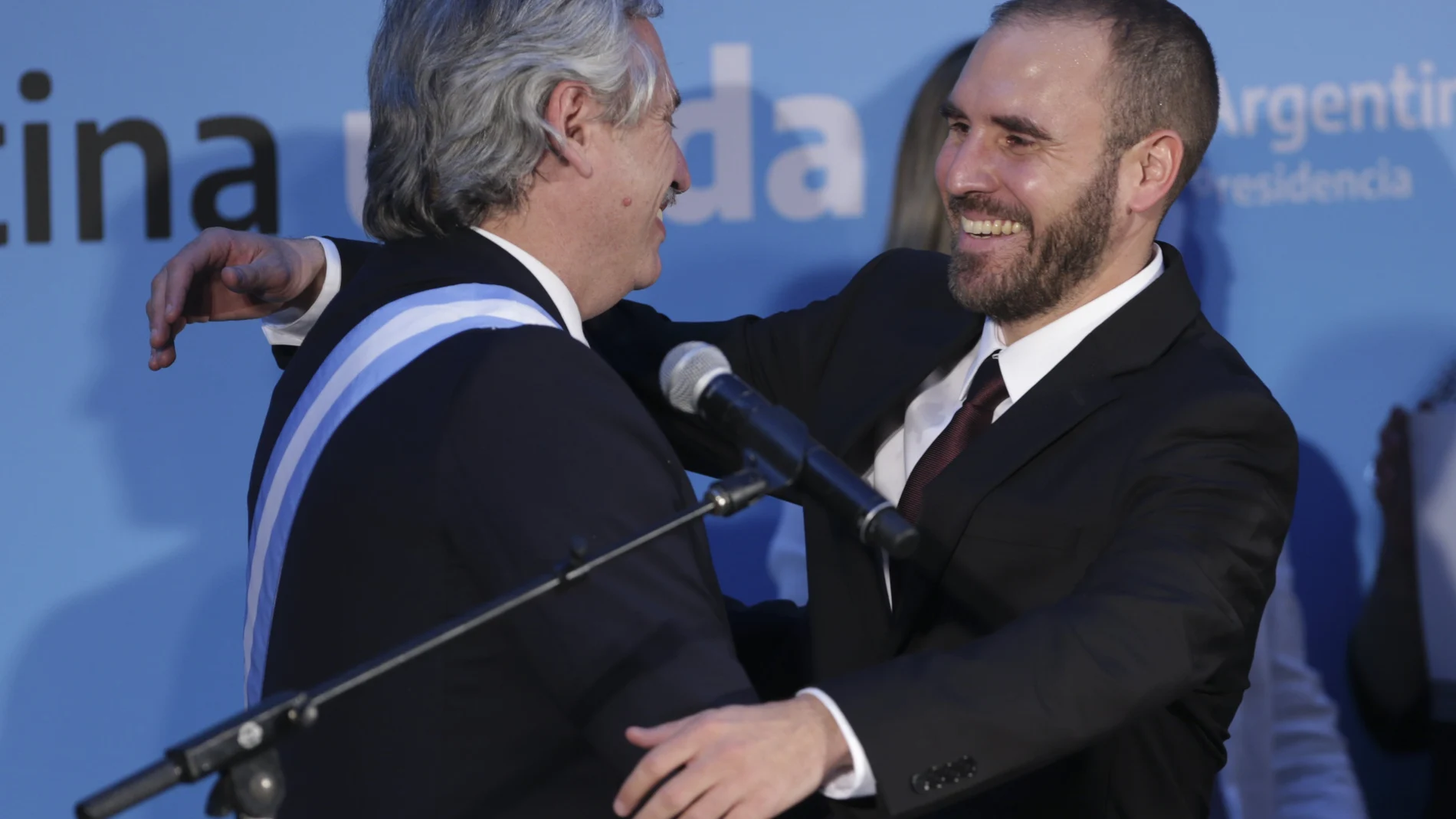 El presidente argentino, Alberto Ferández, se abraza con su ministro de Economía, Martin Guzman en diciembre de 2019