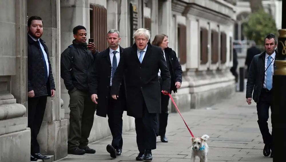 Boris Johnson y su perro Dilyn de camino al colegio electoral.