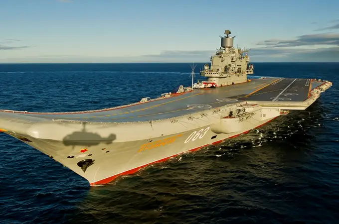 El gafado “Almirante Kuznetsov”, único portaaviones ruso, sale al fin del dique seco, pero aún no está listo para navegar