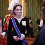 La Duquesa de Cambridge optó por un elegante vestido de terciopelo azul noche con escote corazón, firmado por Alexander McQueen
