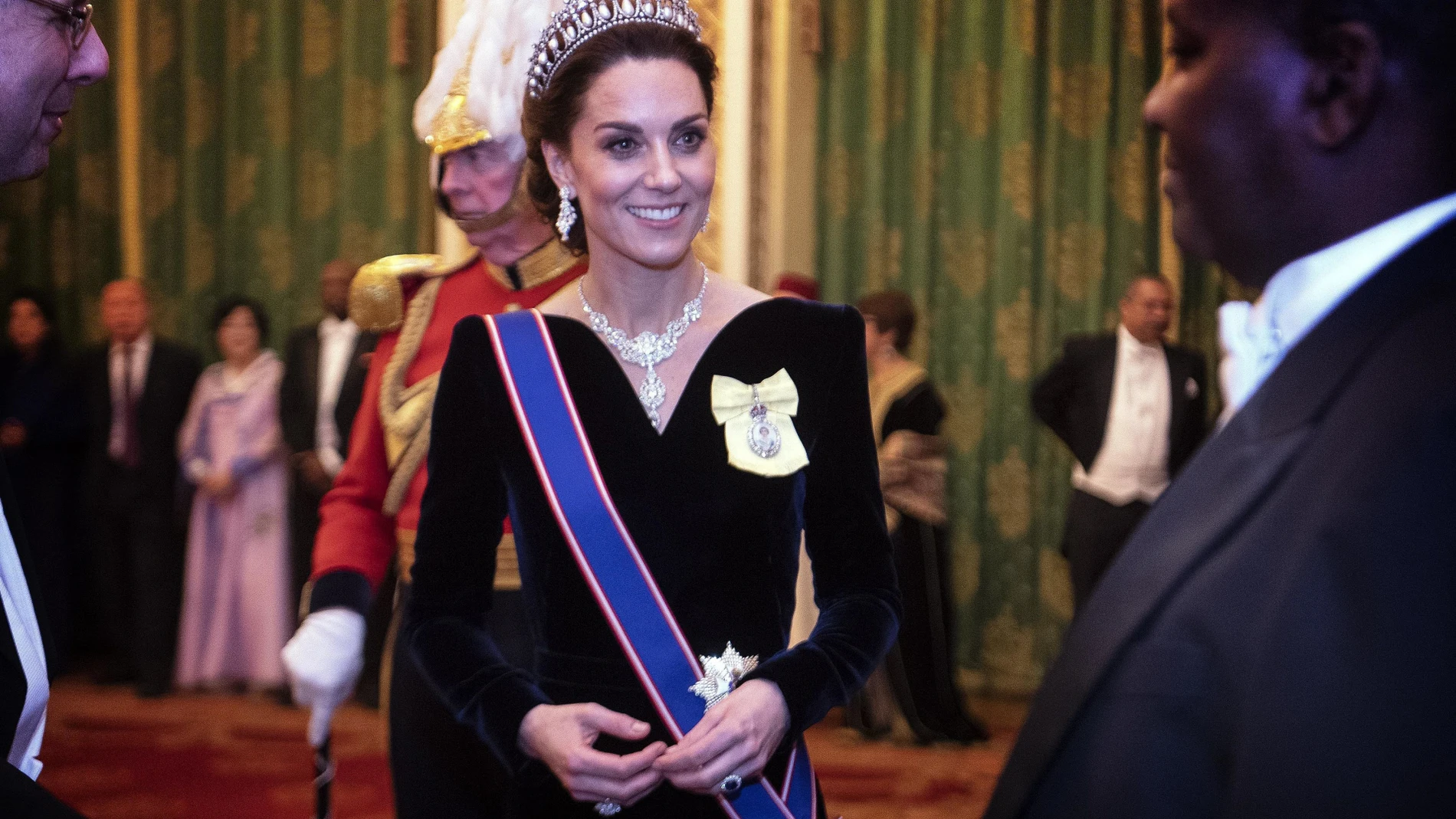 La Duquesa de Cambridge optó por un elegante vestido de terciopelo azul noche con escote corazón, firmado por Alexander McQueen