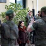 La ministra de Defensa en funciones, Margarita Robles, durante su vista a la sede del MOE en Alicante
