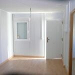 Las casas prefabricadas cuentan con tres habitaciones, baño, cocina y salón, así como con instalación eléctrica para conectar radiadores y climatizar el espacio