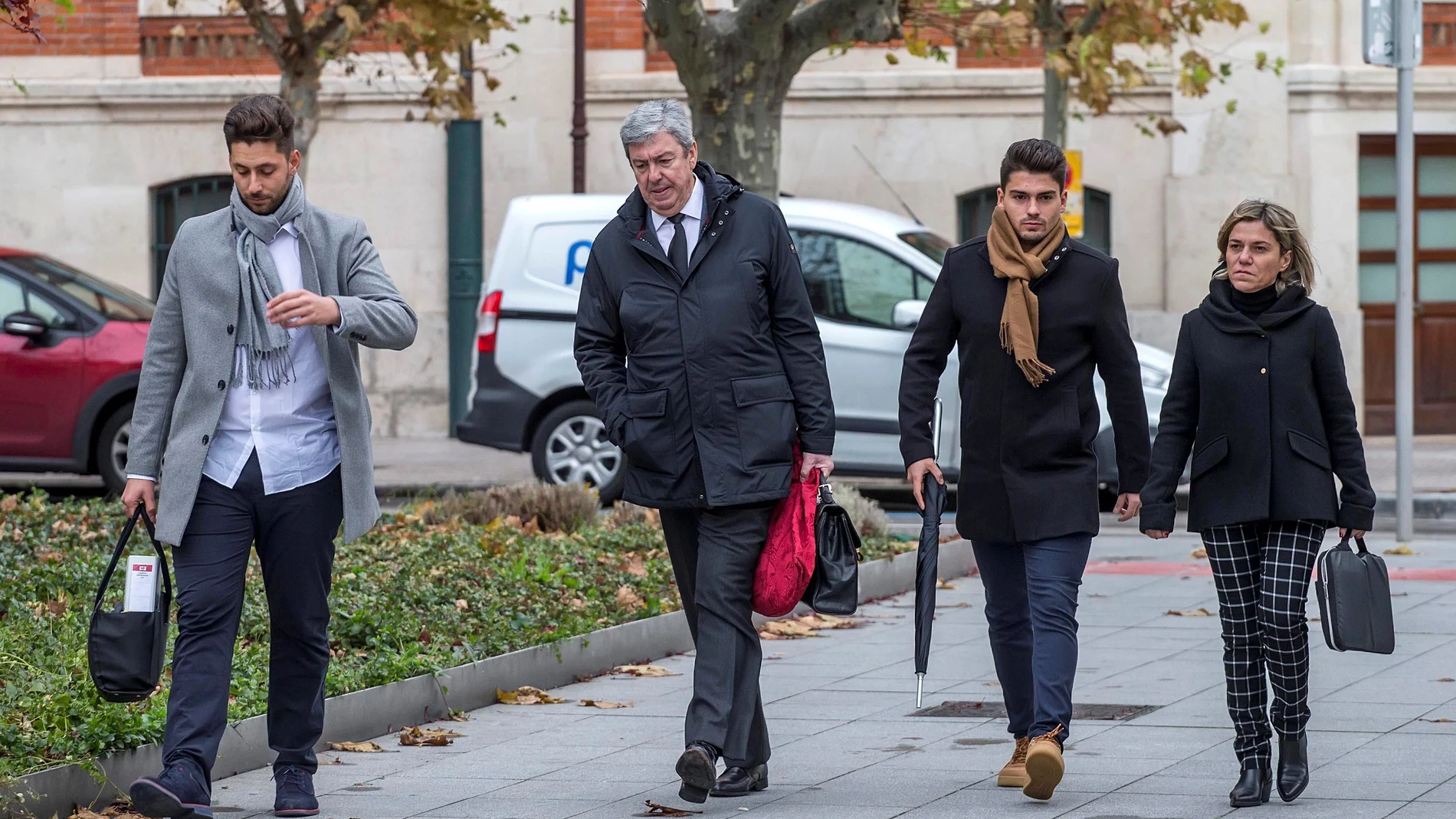 Raúl Calvo (2d) y Victor Rodríguez (i), dos de los acusados de una agresión sexual a una menor, acompañados por sus abogados momentos antes de entrar en la Audiencia Provincial de Burgos. La quinta sesión de la vista oral contra los exjugadores de la Arandina acusados de agresión sexual a una niña de 15 años se centra en la declaración de la psicopedagoga que atendió a la víctima en los primeros días. EFE/Santi Otero