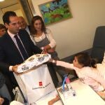 Ignacio Aguado junto a Martita Ortega en la campaña de regalos a niños internados en hospitales públicos