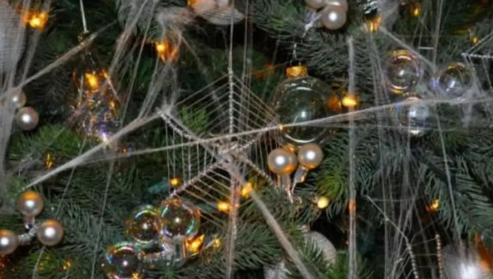 Telas de araña en árbol de navidad.
