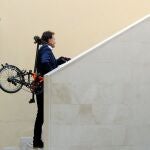 El concejal de Movilidad Sostenible del Ayuntamiento de València, Giuseppe Grezzi, a su llegada a la sede de la Empresa Municipal de Transportes (EMT) de Valencia.