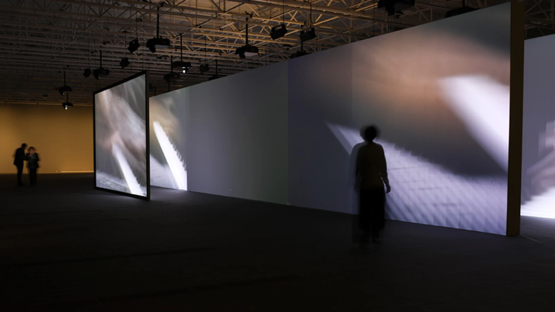 Múltiples pantallas con imágenes en movimiento y sonidos atmosféricos conforman estas instalaciones