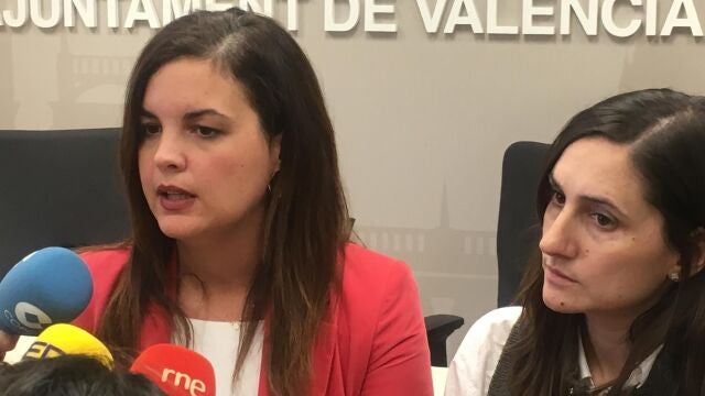 A la izquierda, la vicealcaldesa socialista Sandra Gómez. A su derecha, la concejala socialista Elisa Valía