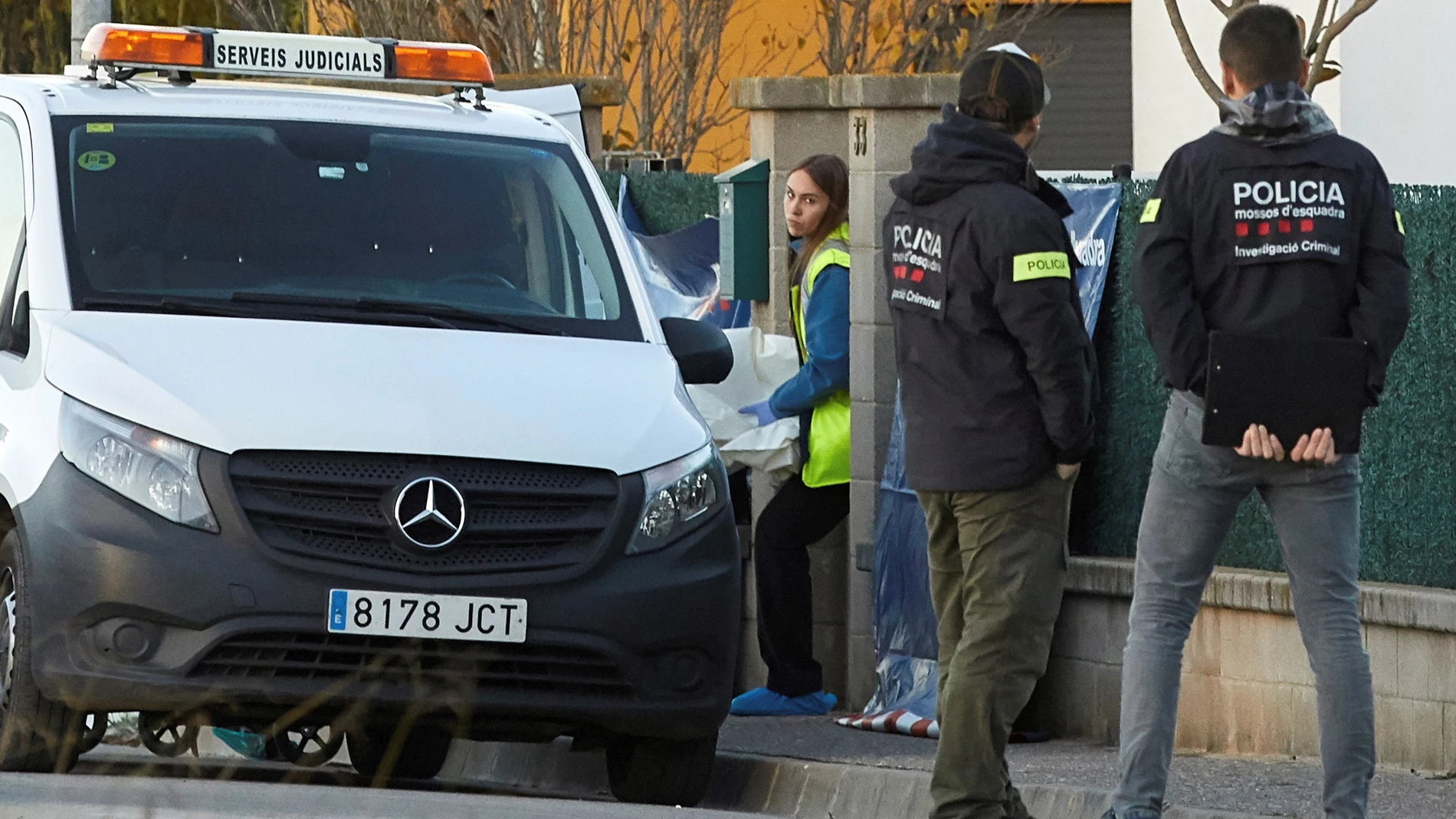 Los Mossos d'Esquadra investigan la muerte violenta de dos niñas, de 5 y 6 años de edad, en su domicilio de Vilobí d'Onyar (Girona), presuntamente a manos de su madre, que posteriormente ha intentado suicidarse arrojándose contra un camión y ahora permanece en estado crítico. EFE/David Borrat.