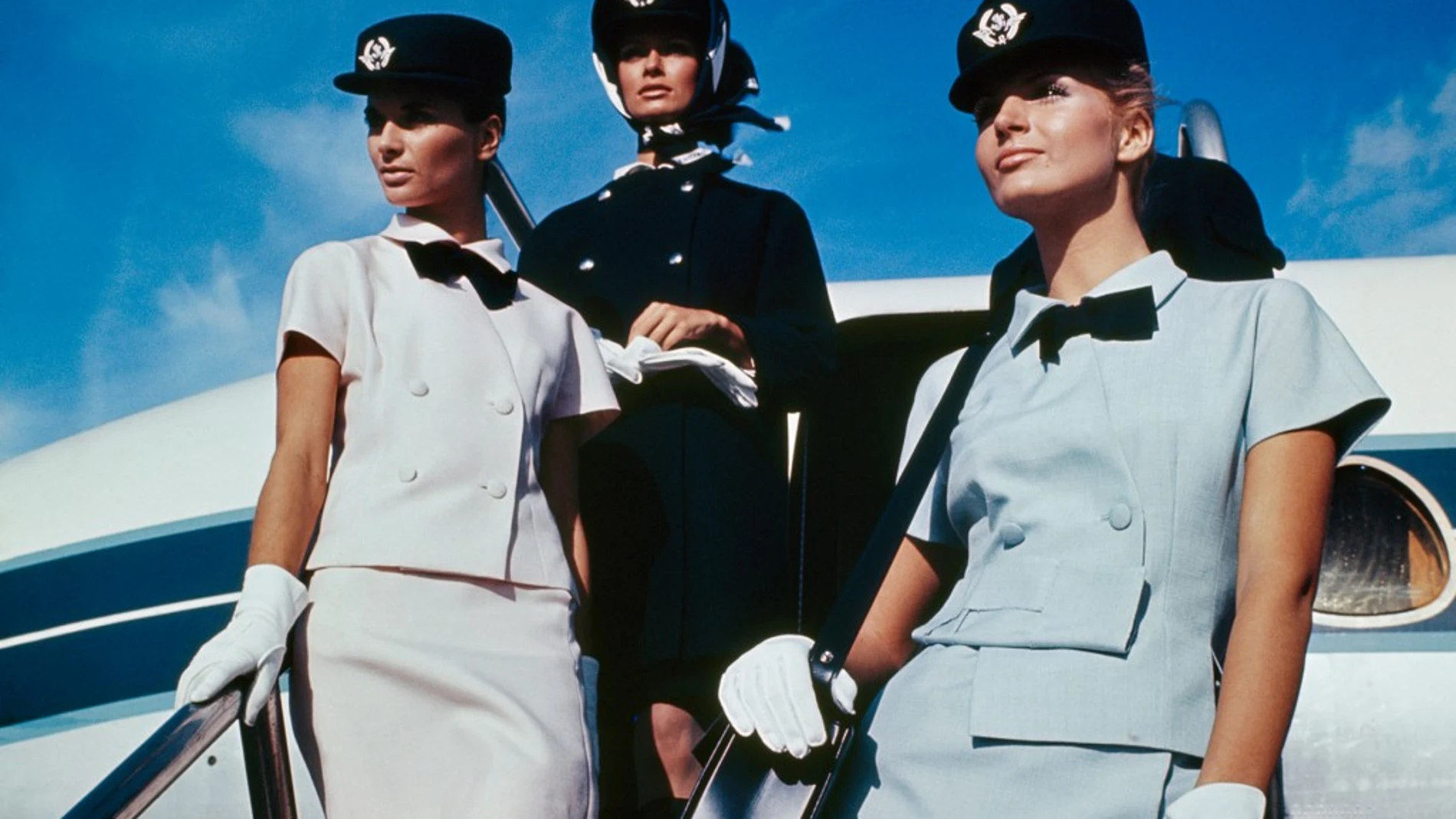Estos diseños fueron de los últimos proyectos en los que trabajó el diseñador Cristobal Balenciaga. En 1969 creó unos uniformes elegantes y cómodos para la tripulación de Air France.