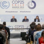 El coordinador de la Presidencia de la COP25, Andrés Landerretche (c), ofrece una rueda de prensa durante el último día de la Cumbre del Clima (COP25) celebrada en Madrid